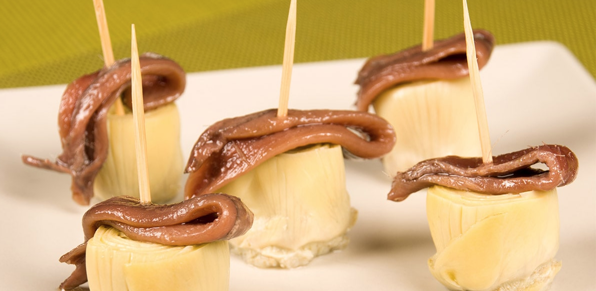 Alcachofas con anchoas mas melva en conserva y una tajada de melón.